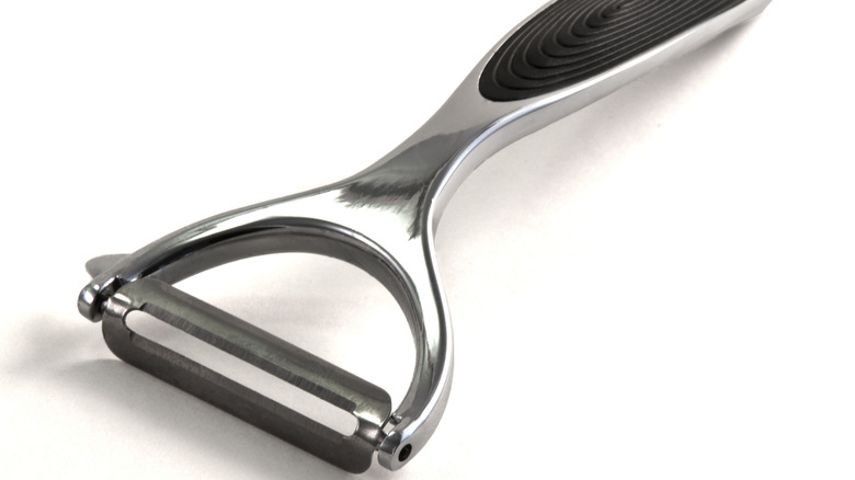 zoomed in y peeler